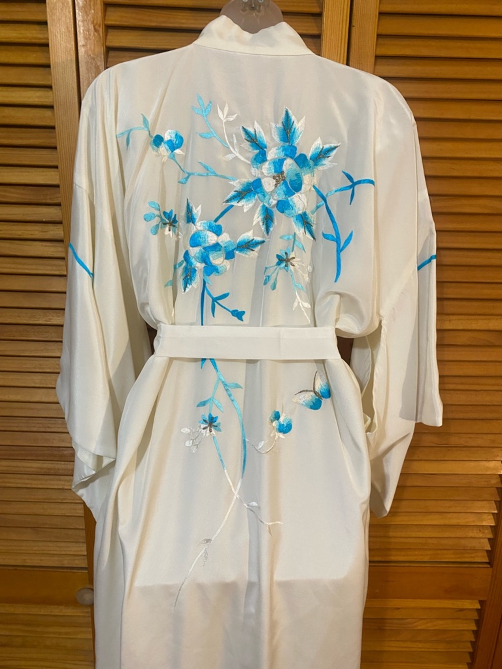 Vintage Joli: Embroidered robe- made in Japan